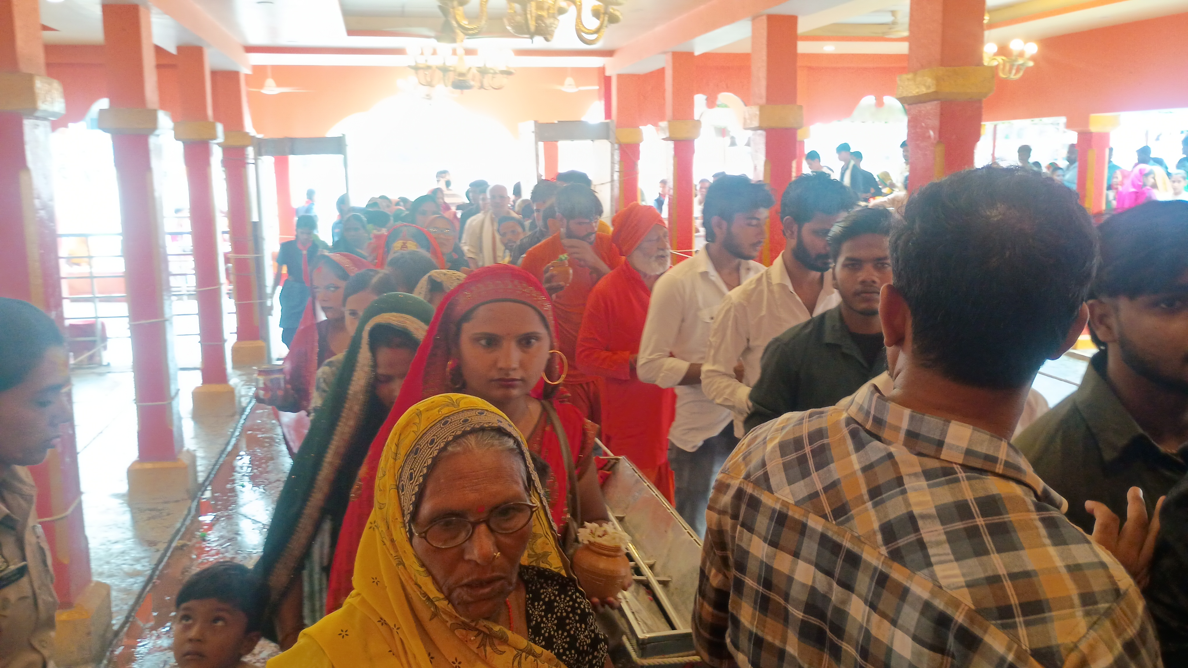 दर्शन करने के लिए कतार में लगे श्रद्धालु दर्शन करने के लिए कतार में लगे श्रद्धालु
