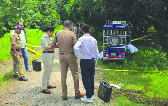 घटनास्थल का मुआयना करती पुलिस घटनास्थल का मुआयना करती पुलिस