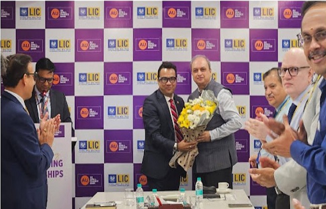 एलआईसी और एयू स्मॉल बैंक के समझौते का जारी फोटो एलआईसी और एयू स्मॉल बैंक के समझौते का जारी फोटो