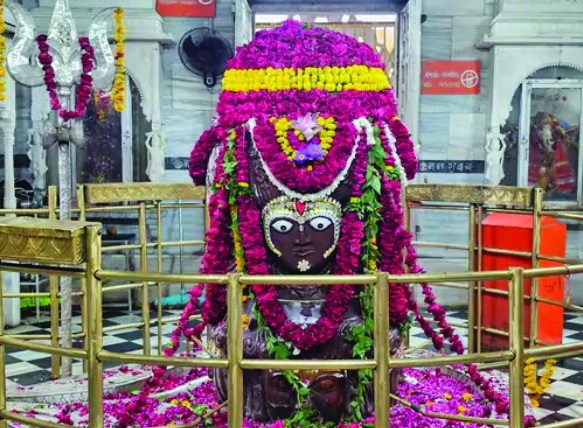 सावन के प्रथम सोमवार को भगवान पशुपतिनाथ मंदिर में उमड़Þा भक्तों का सैलाब सावन के प्रथम सोमवार को भगवान पशुपतिनाथ मंदिर में उमड़Þा भक्तों का सैलाब