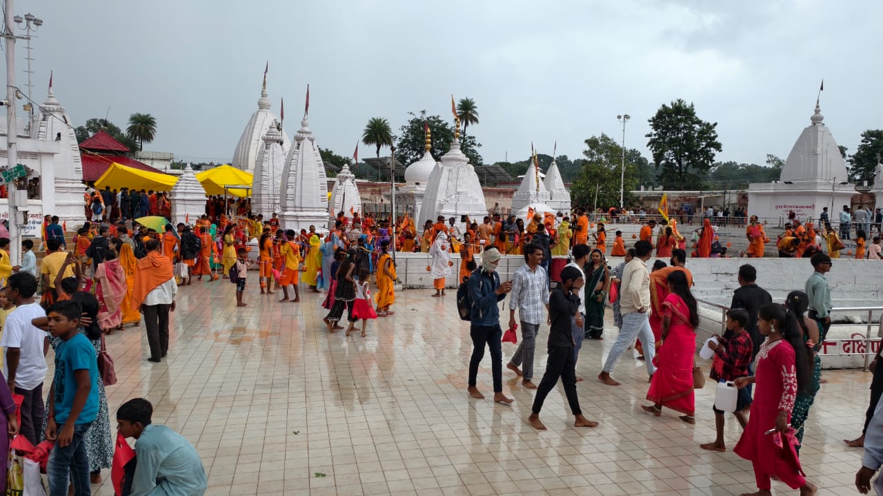 नर्मदा मंदिर में भक्ताे की भीड