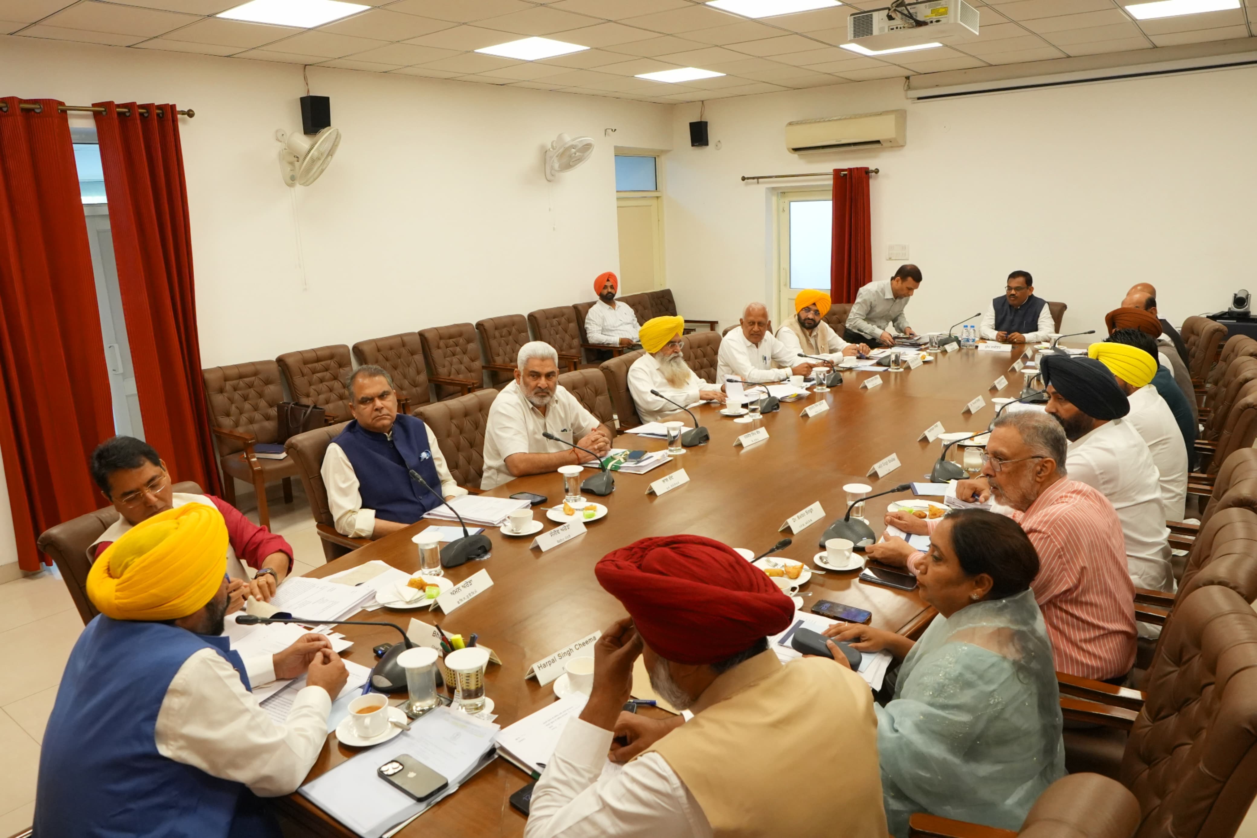 पंजाब के मुख्यमंत्री भगवंत मान मंत्रिमंडल की बैठक लेते हुए पंजाब के मुख्यमंत्री भगवंत मान मंत्रिमंडल की बैठक लेते हुए