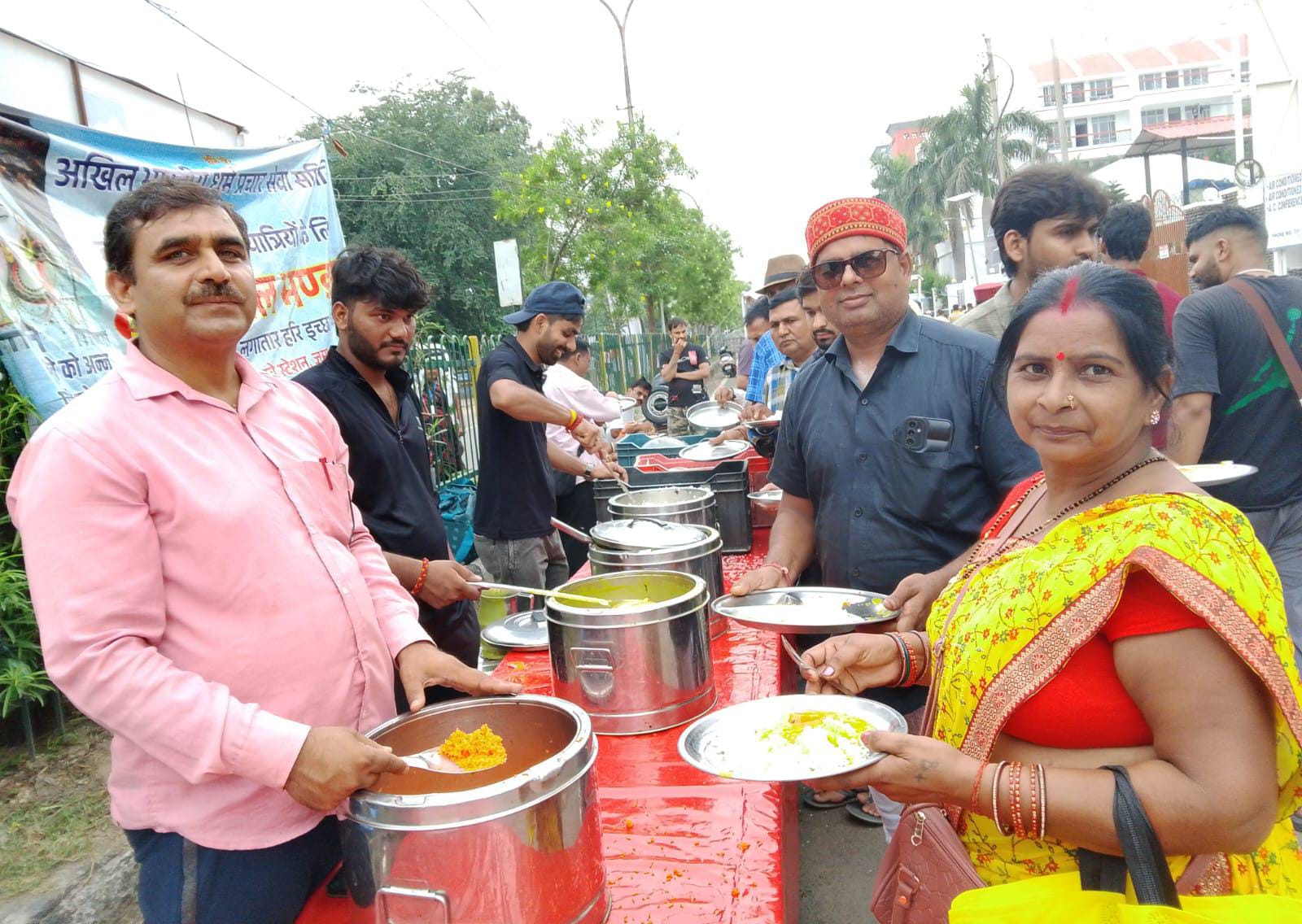 अमरनाथ यात्रियों को परोसा जा रहा सात्विक भोजन अमरनाथ यात्रियों को परोसा जा रहा सात्विक भोजन