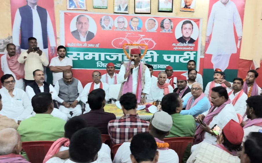 प्रयागराज सपा कार्यालय में कार्यकर्ताओं को संबोधित करते हुए सपा प्रदेश अध्यक्ष श्यामलाल पाल का छाया चित्र