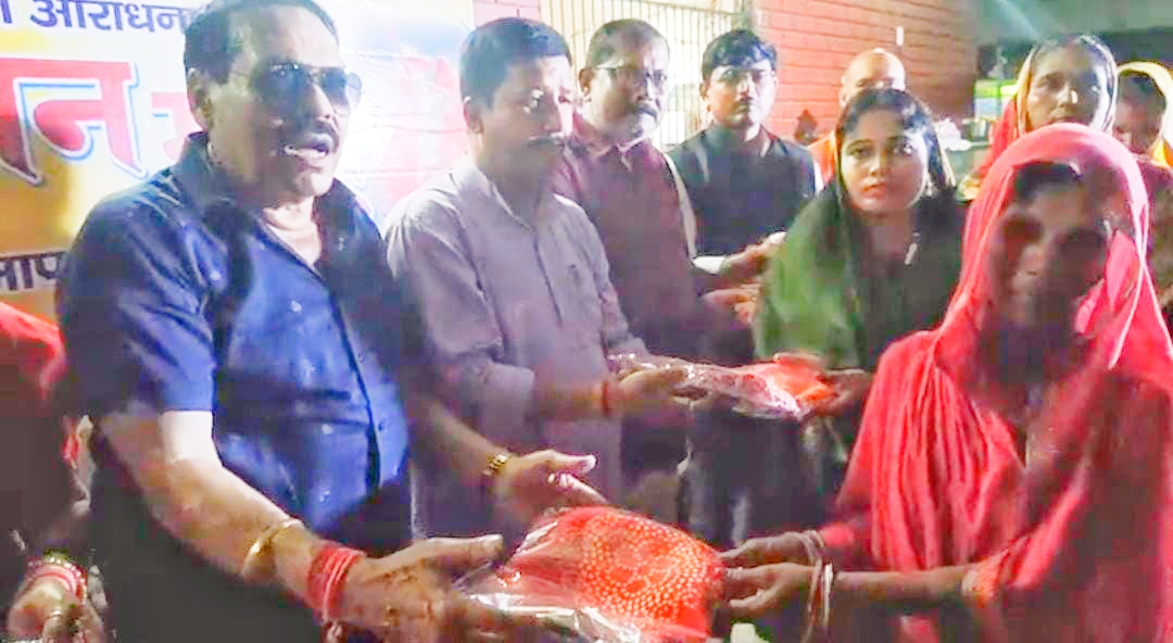 साड़ी वितरण करते लोग साड़ी वितरण करते लोग