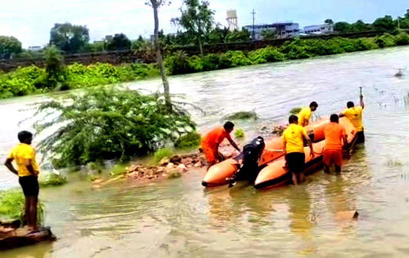 धौलपुर में वामनी नदी उफान पर,रपट पर दो बहे