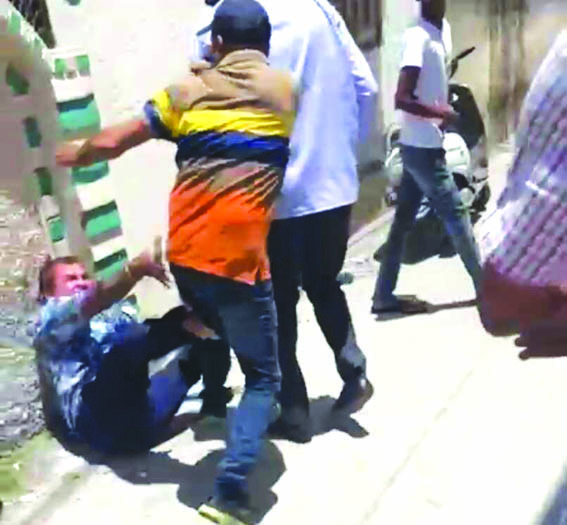 गेट विवाद को लेकर मारपीट करते हुए गेट विवाद को लेकर मारपीट करते हुए