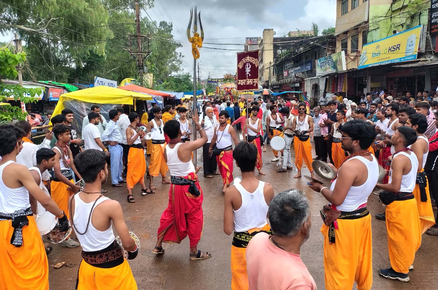 सावन के पहले सोमवार पर बम-बम भोले से गूंजे शिवालय सावन के पहले सोमवार पर बम-बम भोले से गूंजे शिवालय