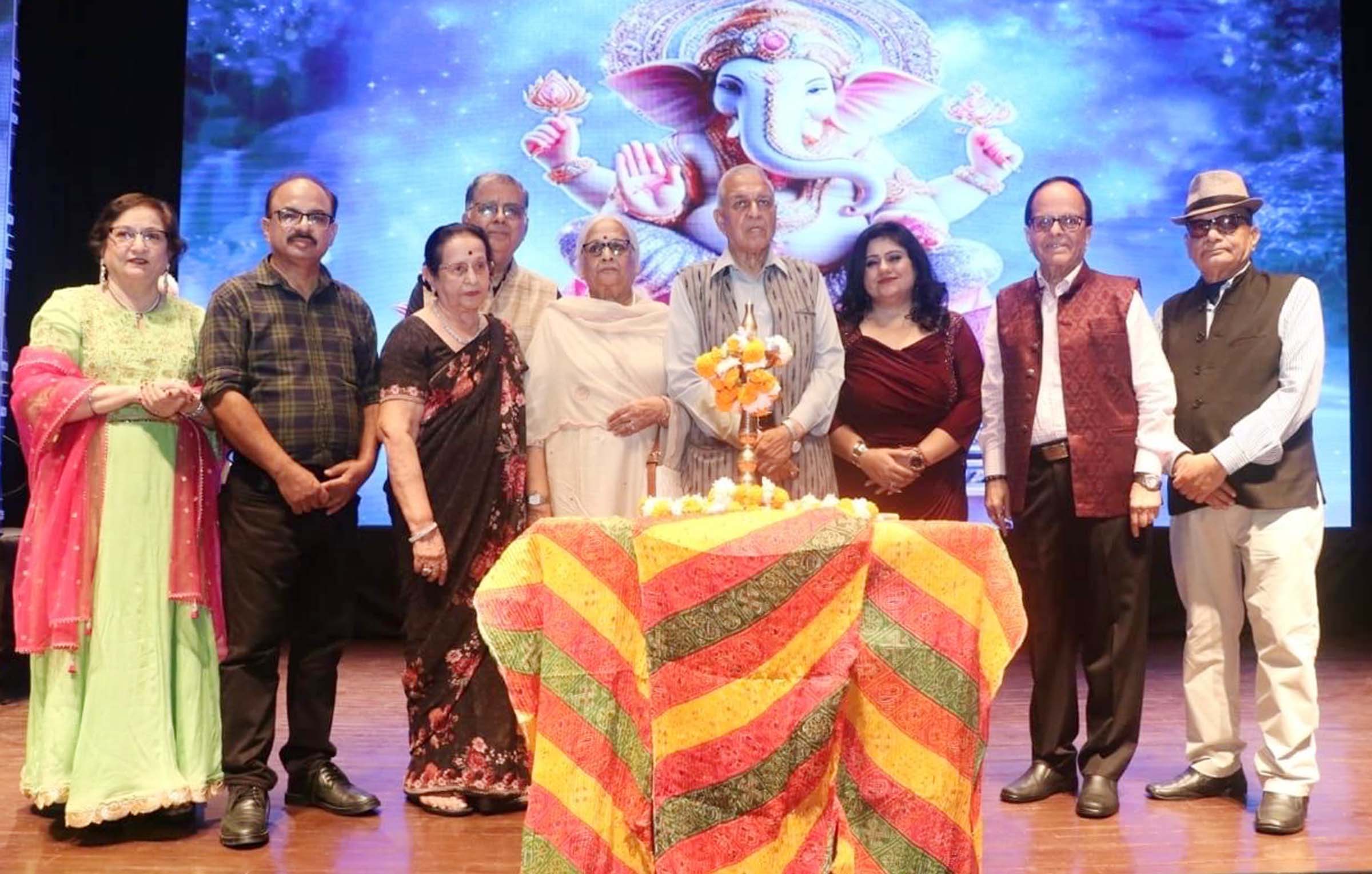 गुरुग्राम के सेक्टर-44 स्थित एपी सेंटर में कॉस्मिक रिद्म एंड रनवे कार्यक्रम में शिरकत करते वरिष्ठ नागरिक एवं विशेष अतिथि।