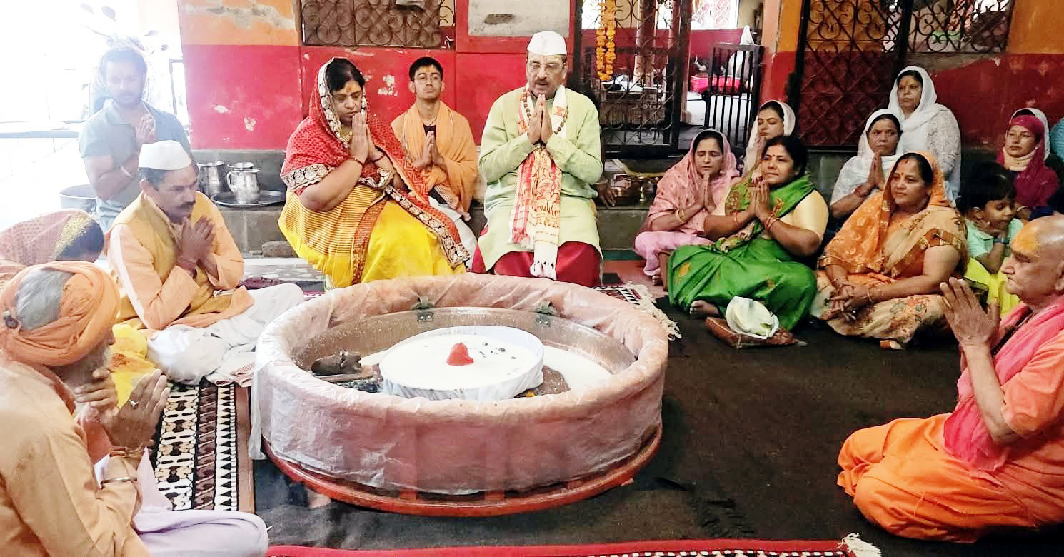 नान्तिन बाबा आश्रम में शिवार्चन करते सांसद एवं अन्य। नान्तिन बाबा आश्रम में शिवार्चन करते सांसद एवं अन्य।