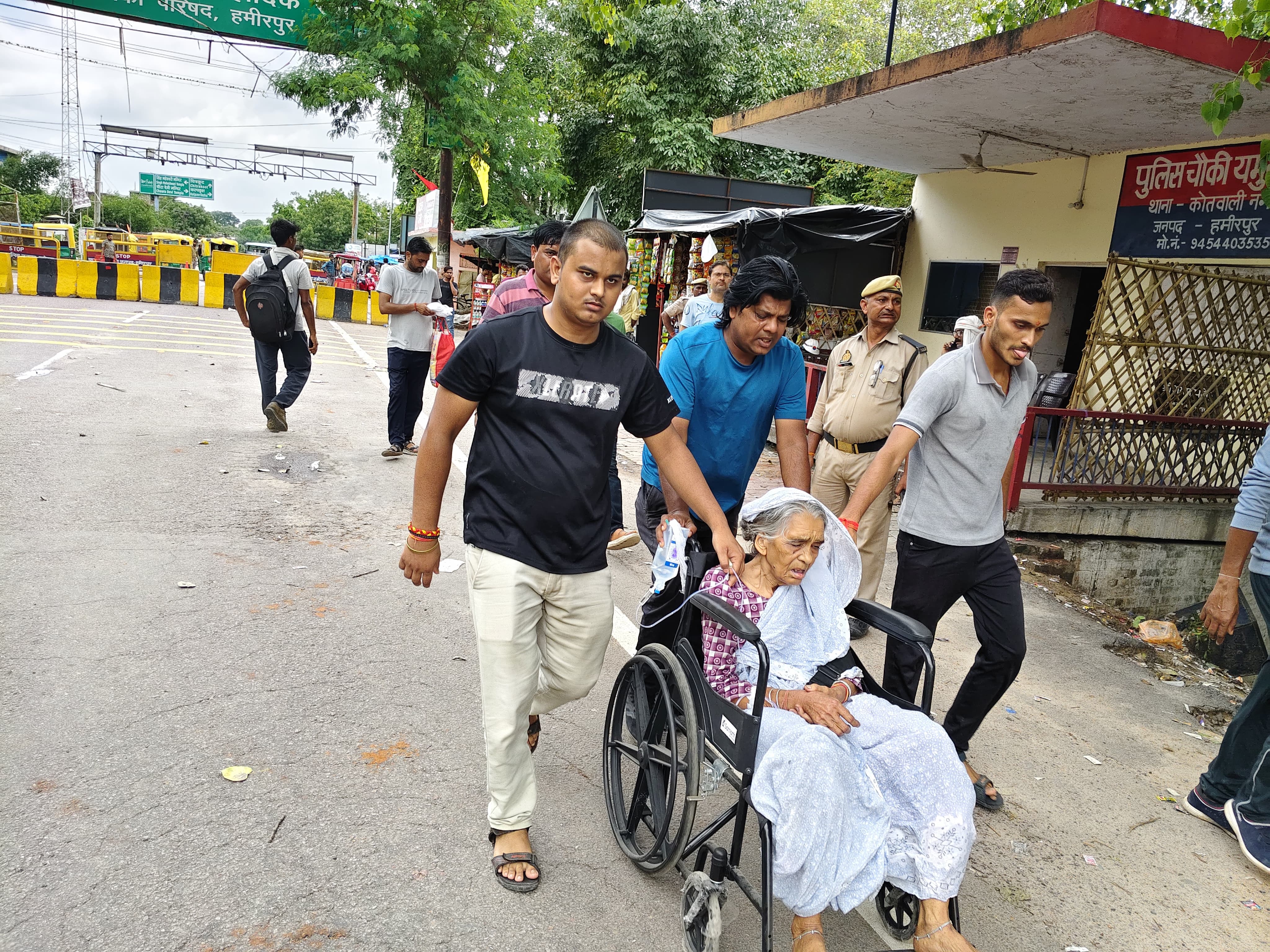 700 मीटर पैदल चलकर पार किया पुल, इलाज के दौरान मौत