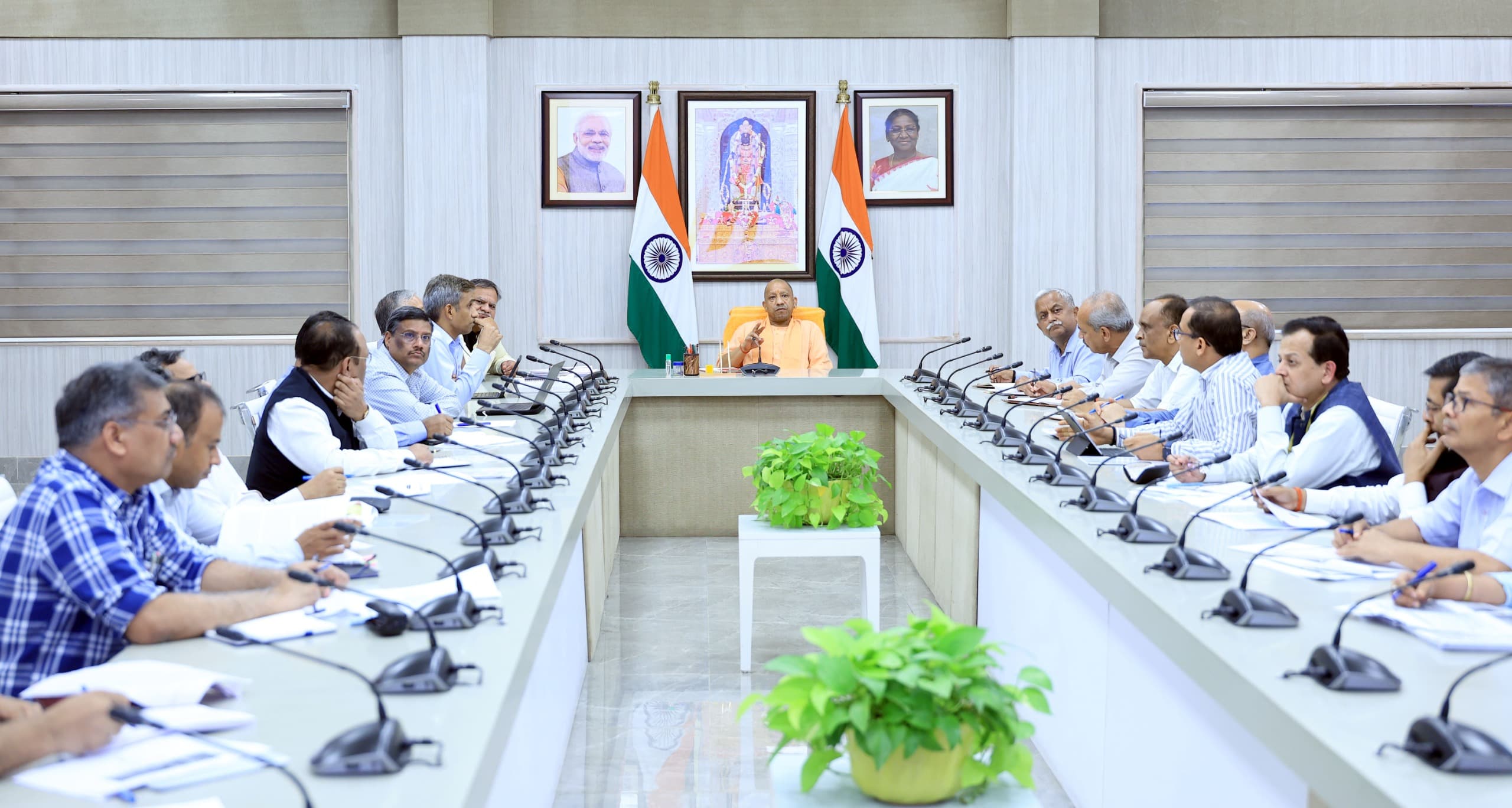 आर्थिक स्थिति, विकास संरचना और राजस्व स्रोतों की समीक्षा करते हुए मुख्यमंत्री योगी आदित्यनाथ आर्थिक स्थिति, विकास संरचना और राजस्व स्रोतों की समीक्षा करते हुए मुख्यमंत्री योगी आदित्यनाथ