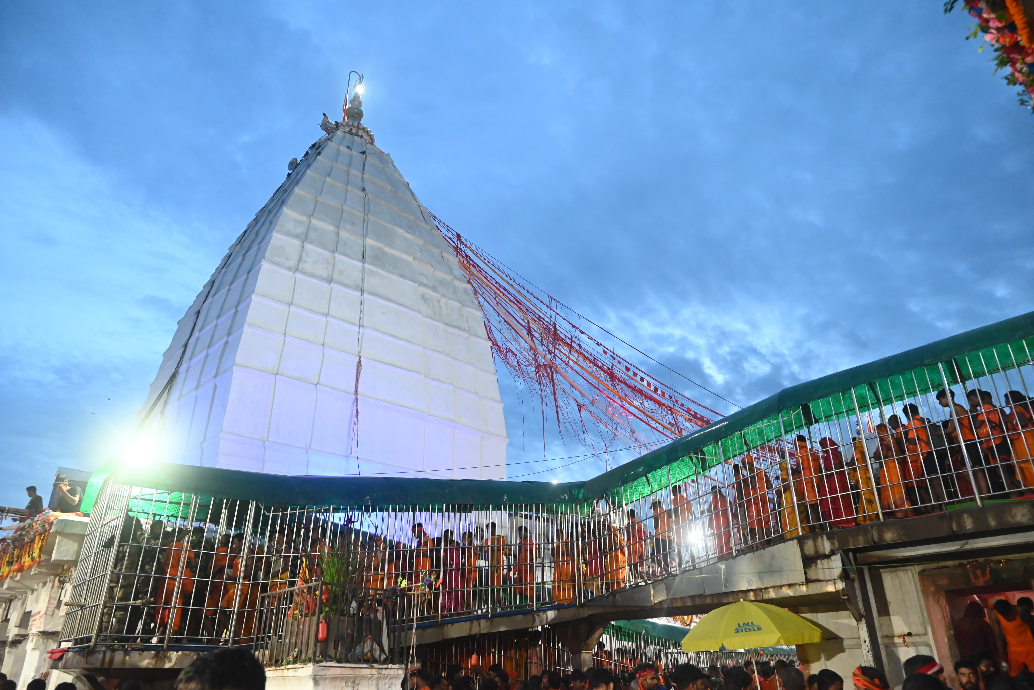 बाबा बैद्यनाथ धाम में लोगों की भीड़