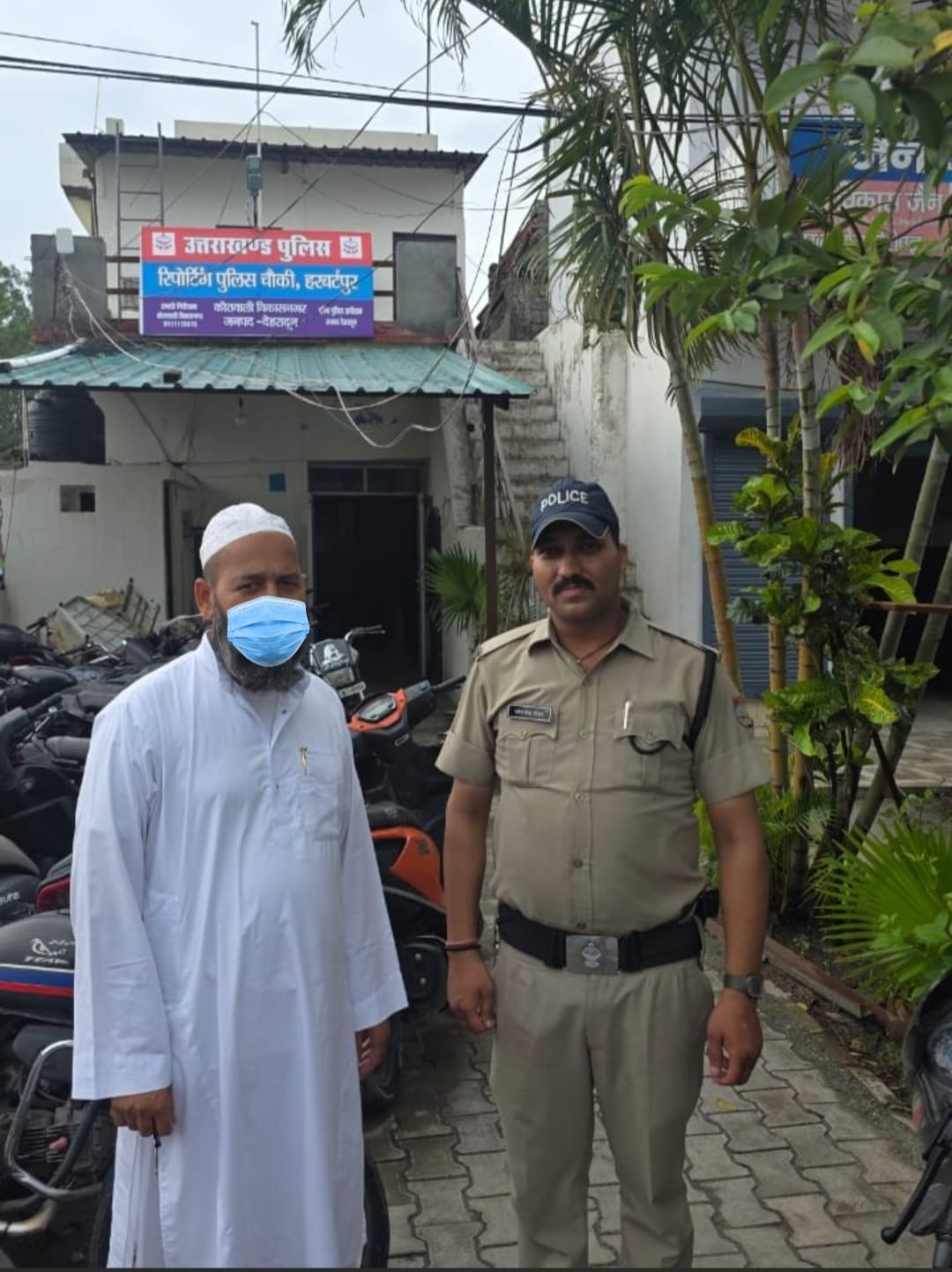 हरबर्टपुर थाना में कारी अब्दुल रहमान पुलिस के साथ गिरफ्तार।
