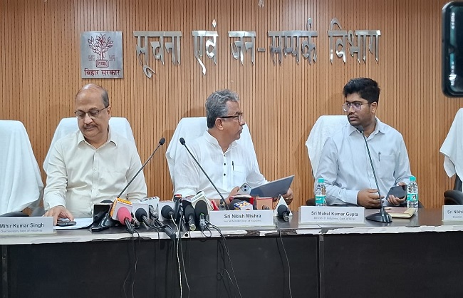 उद्योग मंत्री नीतीश मिश्रा सूचना भवन में पतकार वार्ता के दौरान उद्योग मंत्री नीतीश मिश्रा सूचना भवन में पतकार वार्ता के दौरान