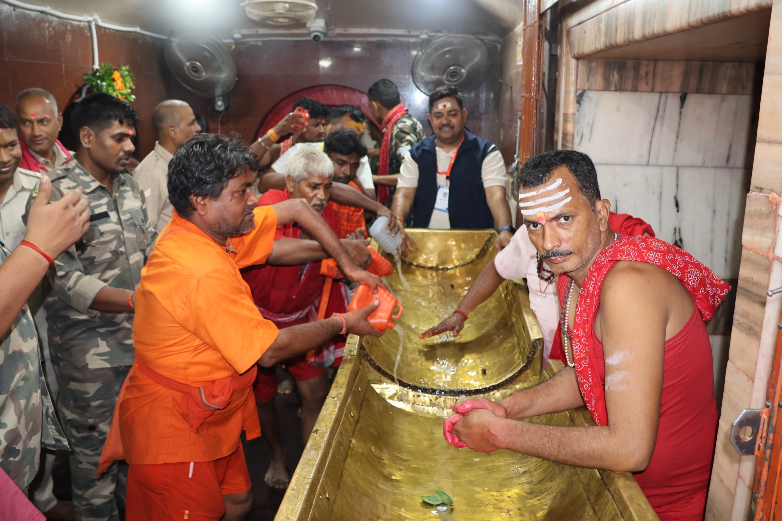 बासुकीनाथ धाम में जलाभिषेक करते कावंरिया श्रद्धालु बासुकीनाथ धाम में जलाभिषेक करते कावंरिया श्रद्धालु