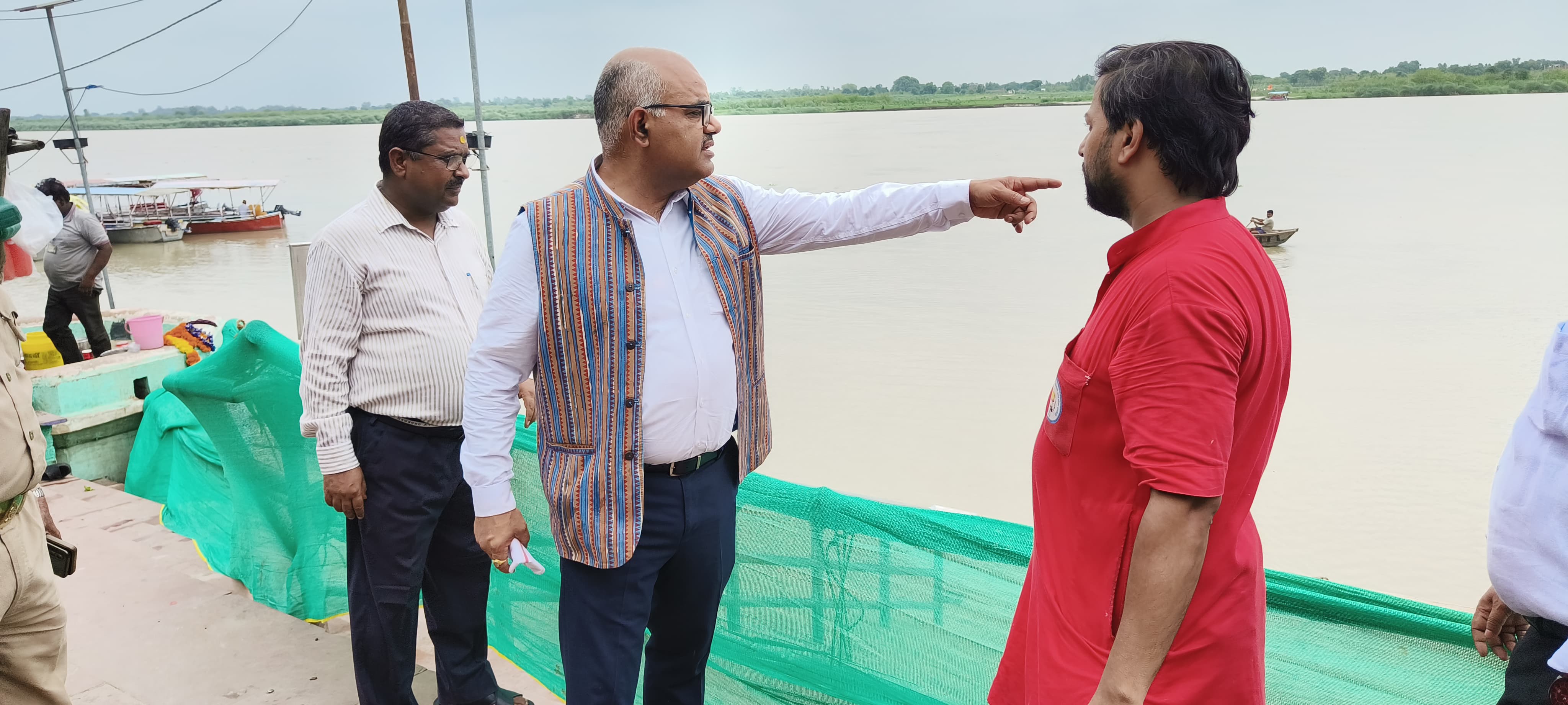 घाट का जाएज़ा लेते हुए जिलाधिकारी