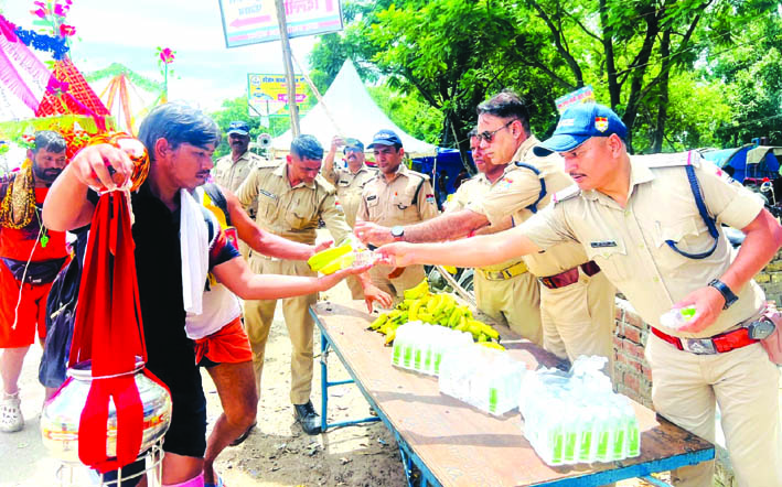कांवडि़यों को फल वितरित करते पुलिस कर्मी कांवडि़यों को फल वितरित करते पुलिस कर्मी