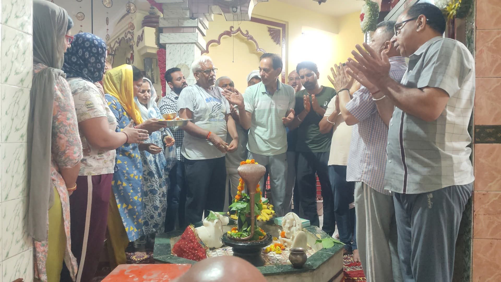 जयंती देवी मंदिर में भगवान शिव की पूजा करते हुए श्रद्धालु। जयंती देवी मंदिर में भगवान शिव की पूजा करते हुए श्रद्धालु।