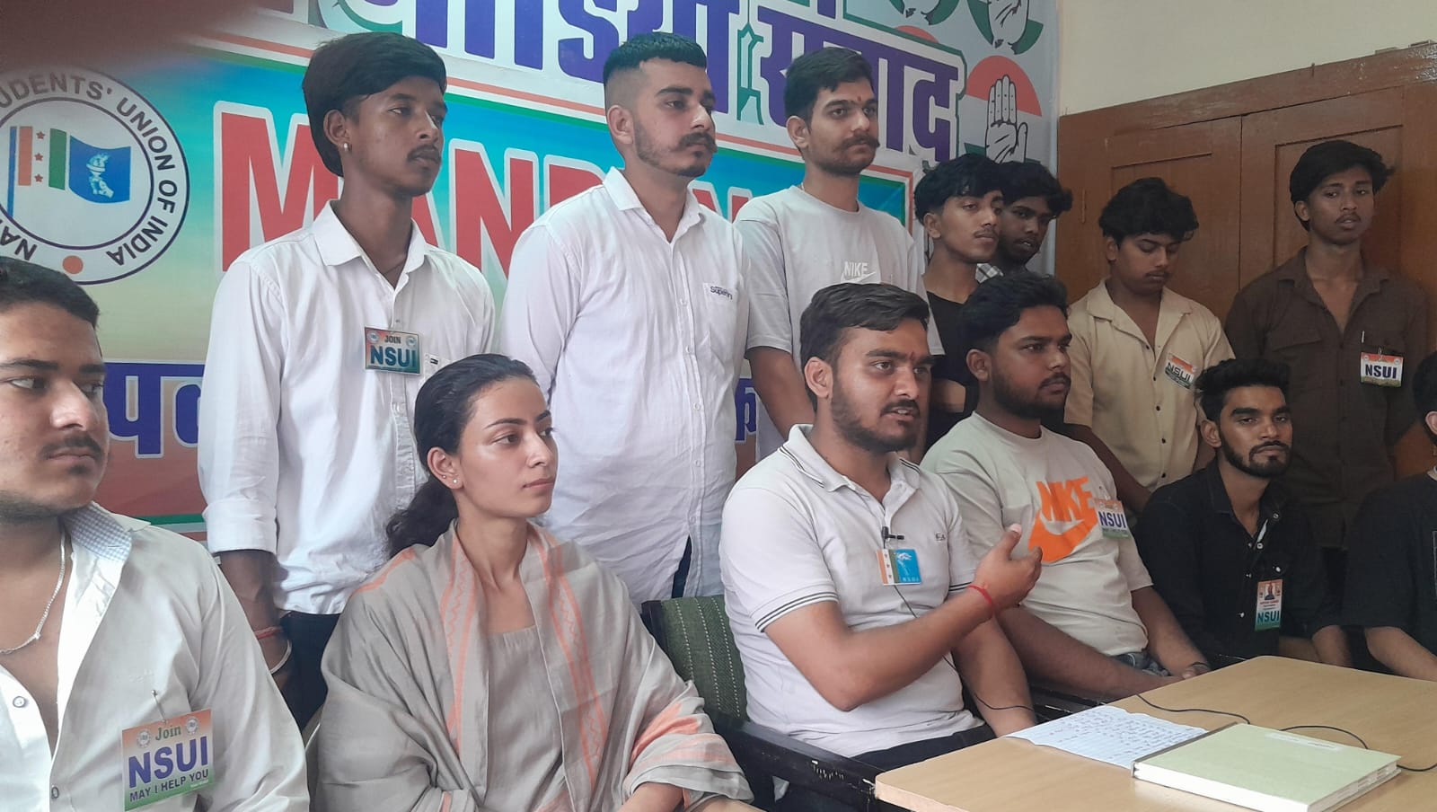 मंडी में पत्रकारों से बात करते हुए एनएसयूआई जिला अध्यक्ष अनित जसवाल।