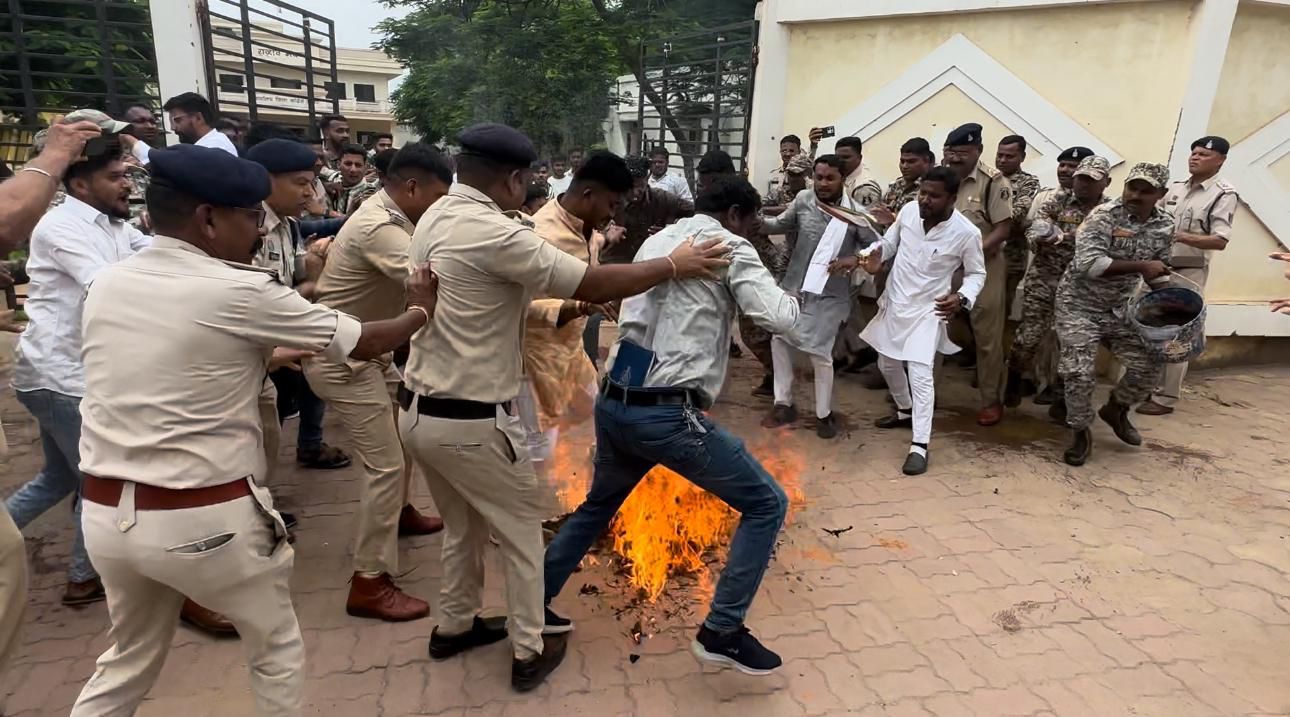 प्रदर्शन के दौरान पुतले छीनने झूमाझटकी करते हुए एनएसयूआइ कार्यकर्ता एवं पुलिस जवान। प्रदर्शन के दौरान पुतले छीनने झूमाझटकी करते हुए एनएसयूआइ कार्यकर्ता एवं पुलिस जवान।