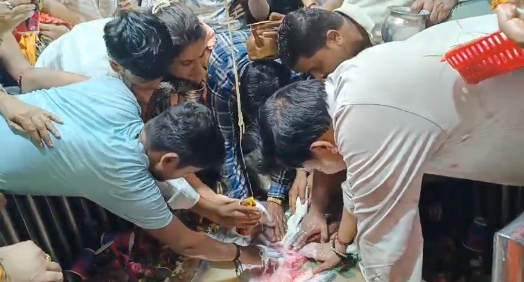 पूजा अर्चना करते शिव भक्त