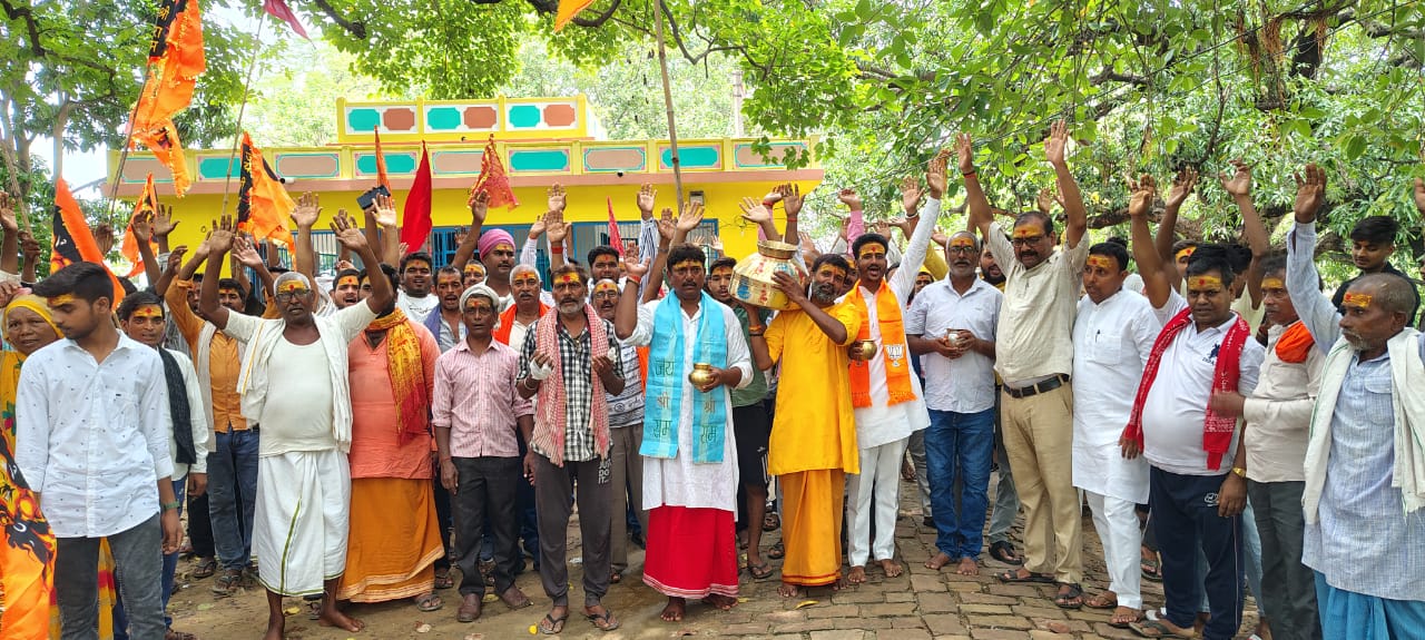 कलश यात्रा में शामिल ग्रामीण। कलश यात्रा में शामिल ग्रामीण।
