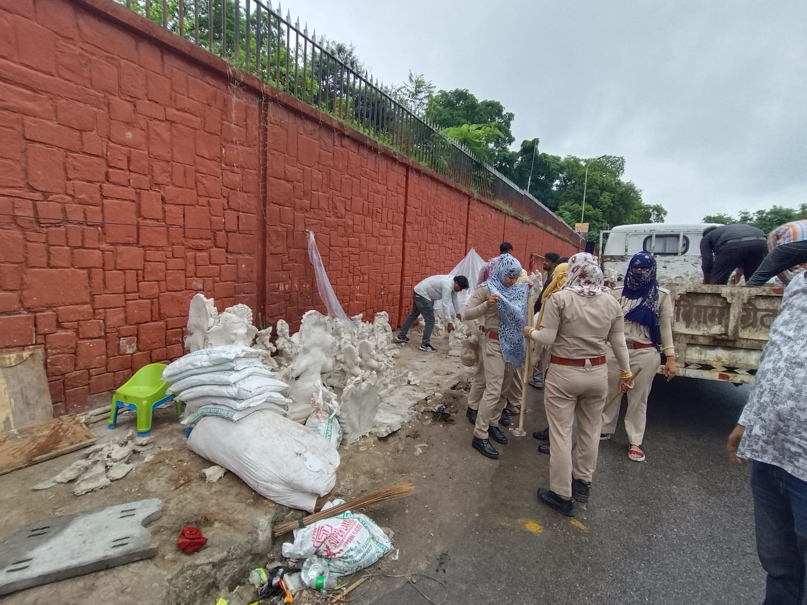 जेडीए दस्ते ने टोंक रोड़ 12 मील से वाटिका रिंग रोड़ तक सड़क सीमा में हटाए अतिक्रमण जेडीए दस्ते ने टोंक रोड़ 12 मील से वाटिका रिंग रोड़ तक सड़क सीमा में हटाए अतिक्रमण