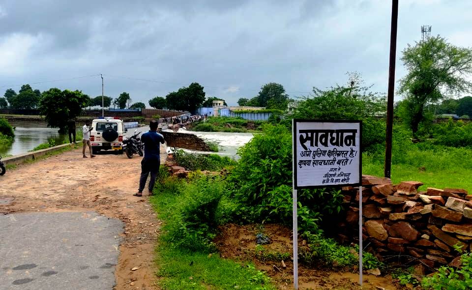 धौलपुर में वामनी नदी उफान पर,रपट पर दो बहे