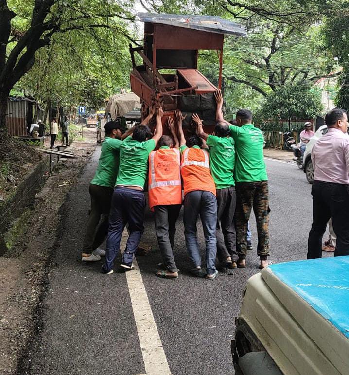 अतिक्रमण हटाने के दौरान प्रशासन की टीम