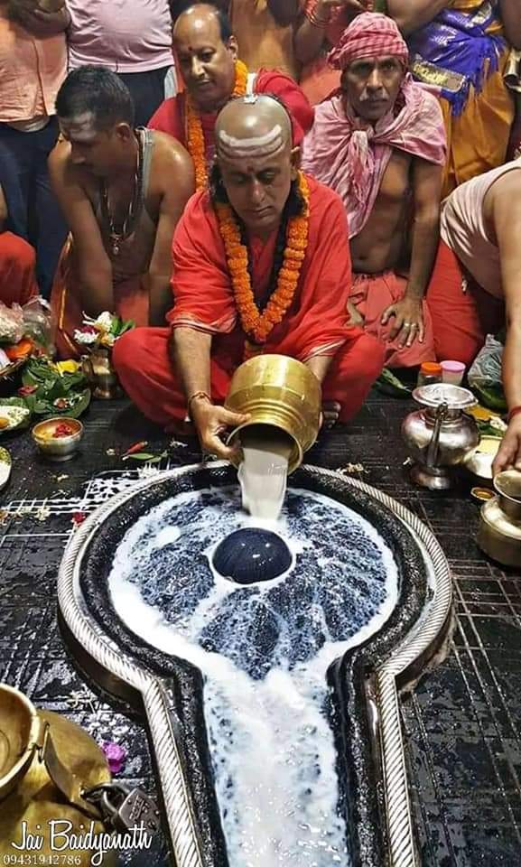 मंदिरों में लगे श्रद्धालु मंदिरों में लगे श्रद्धालु