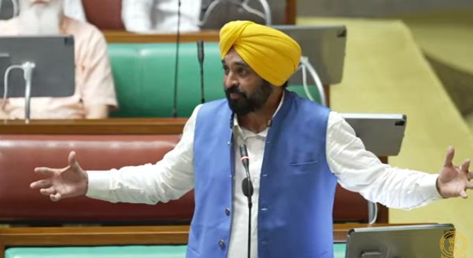 पंजाब के मुख्यमंत्री भगवंत मान सदन में बिल पेश करते हुए पंजाब के मुख्यमंत्री भगवंत मान सदन में बिल पेश करते हुए