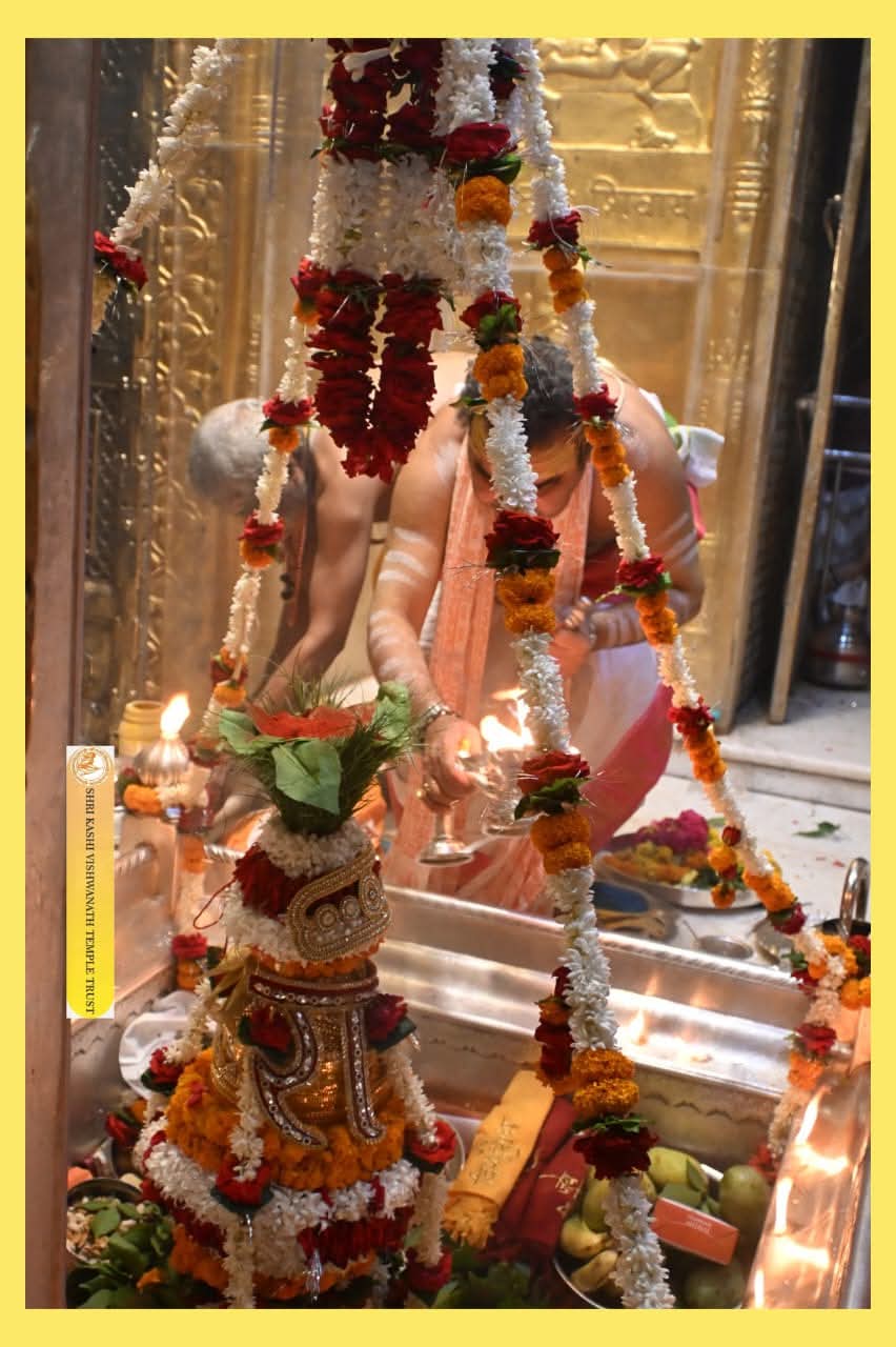 कतारबद्ध श्रद्धालु कतारबद्ध श्रद्धालु