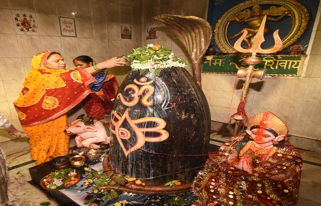 श्रावण मास की पहली सोमवारी को महादेव का जलाभिषेक करते श्रद्धालुगण श्रावण मास की पहली सोमवारी को महादेव का जलाभिषेक करते श्रद्धालुगण