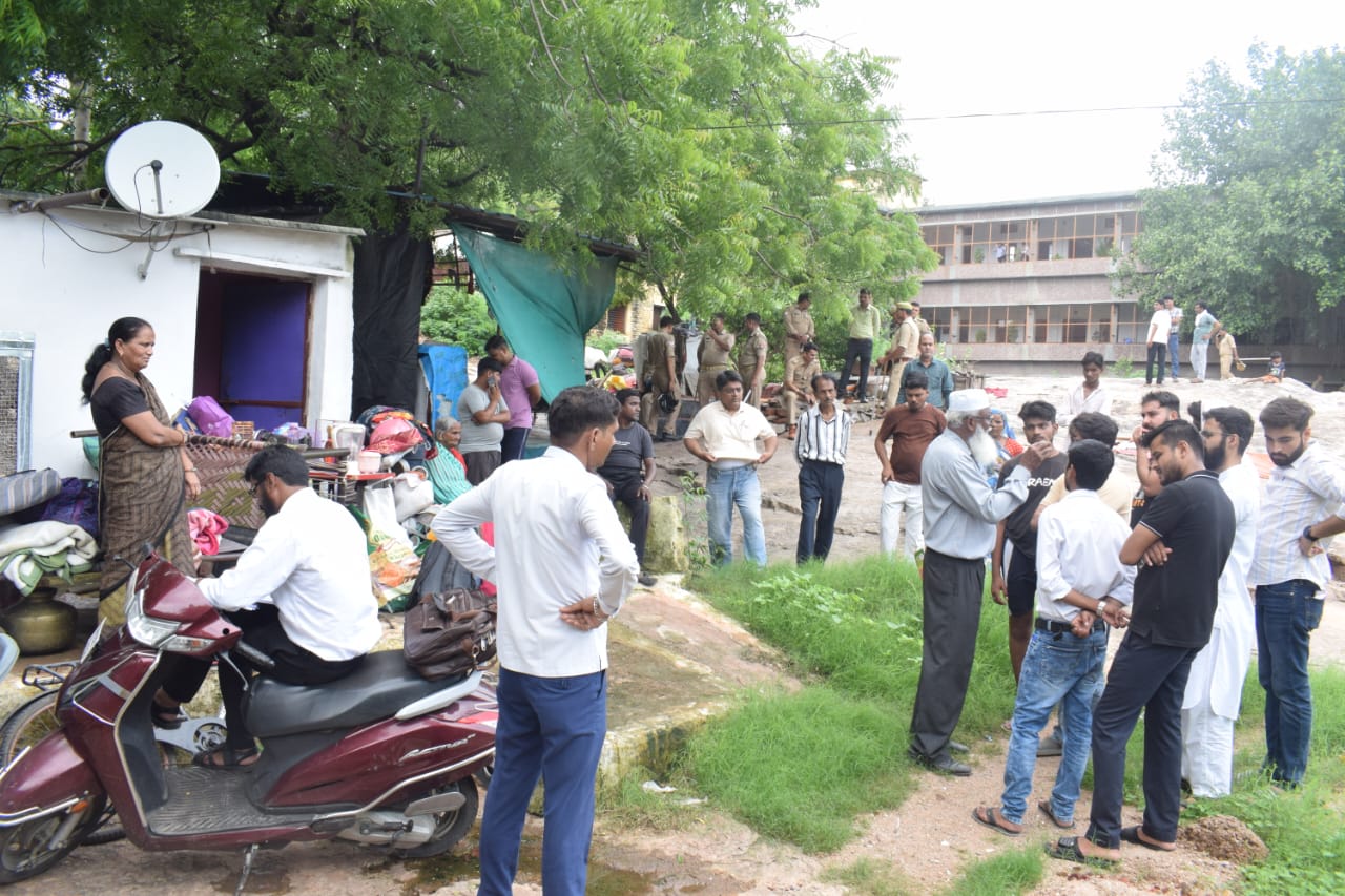 मकान खाली कर बाहर सामान रखे लोग मकान खाली कर बाहर सामान रखे लोग