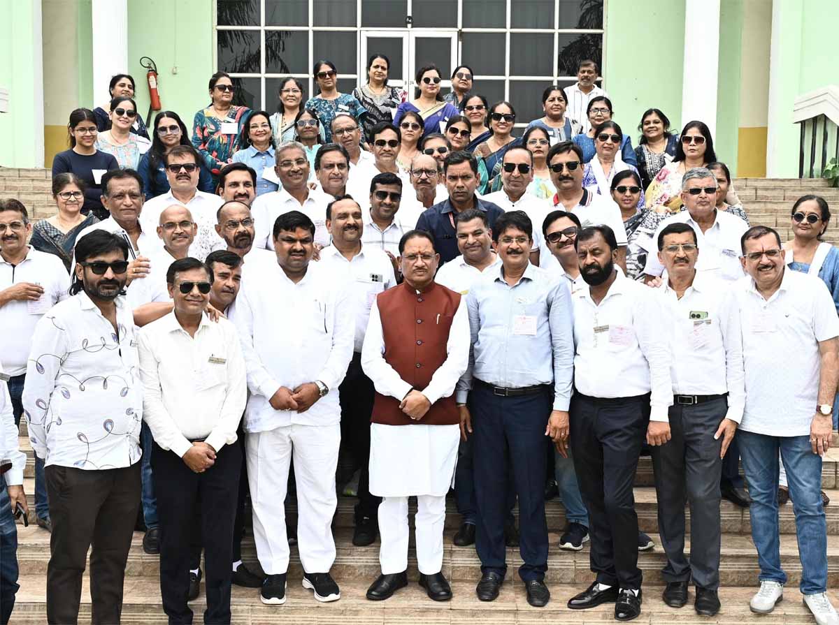 मुख्यमंत्री साय जैन समाज के प्रतिनिधिमंडल से मुलाकात कर फाेटाेग्राफी कराते मुख्यमंत्री साय जैन समाज के प्रतिनिधिमंडल से मुलाकात कर फाेटाेग्राफी कराते