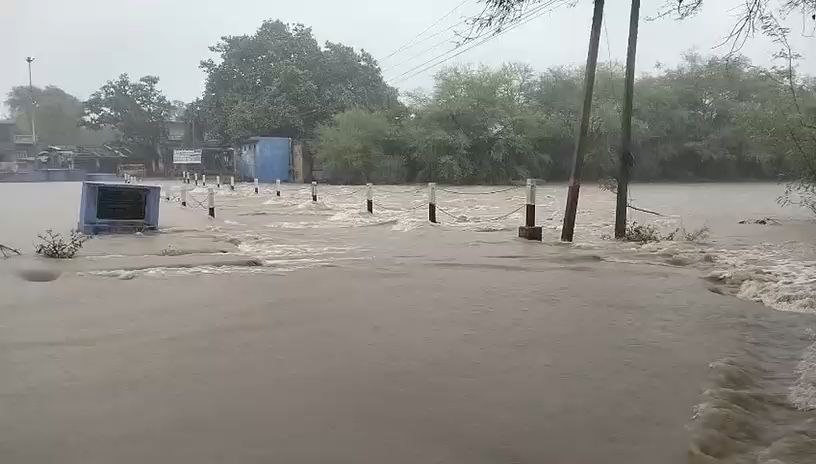 बिजौलिया में बारिश का कहर, तीनों मुख्य मार्ग बंद, फसलें जलमग्न, दो युवक नदी में बहे बिजौलिया में बारिश का कहर, तीनों मुख्य मार्ग बंद, फसलें जलमग्न, दो युवक नदी में बहे