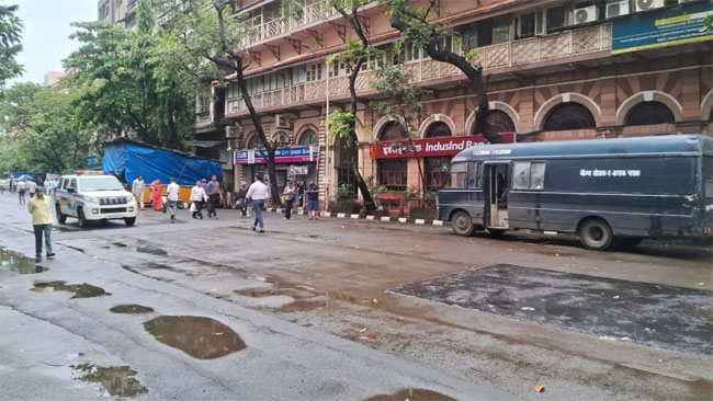 बॉम्बे स्टॉक एक्सचेंज को बम से उड़ाने की धमकी बॉम्बे स्टॉक एक्सचेंज को बम से उड़ाने की धमकी