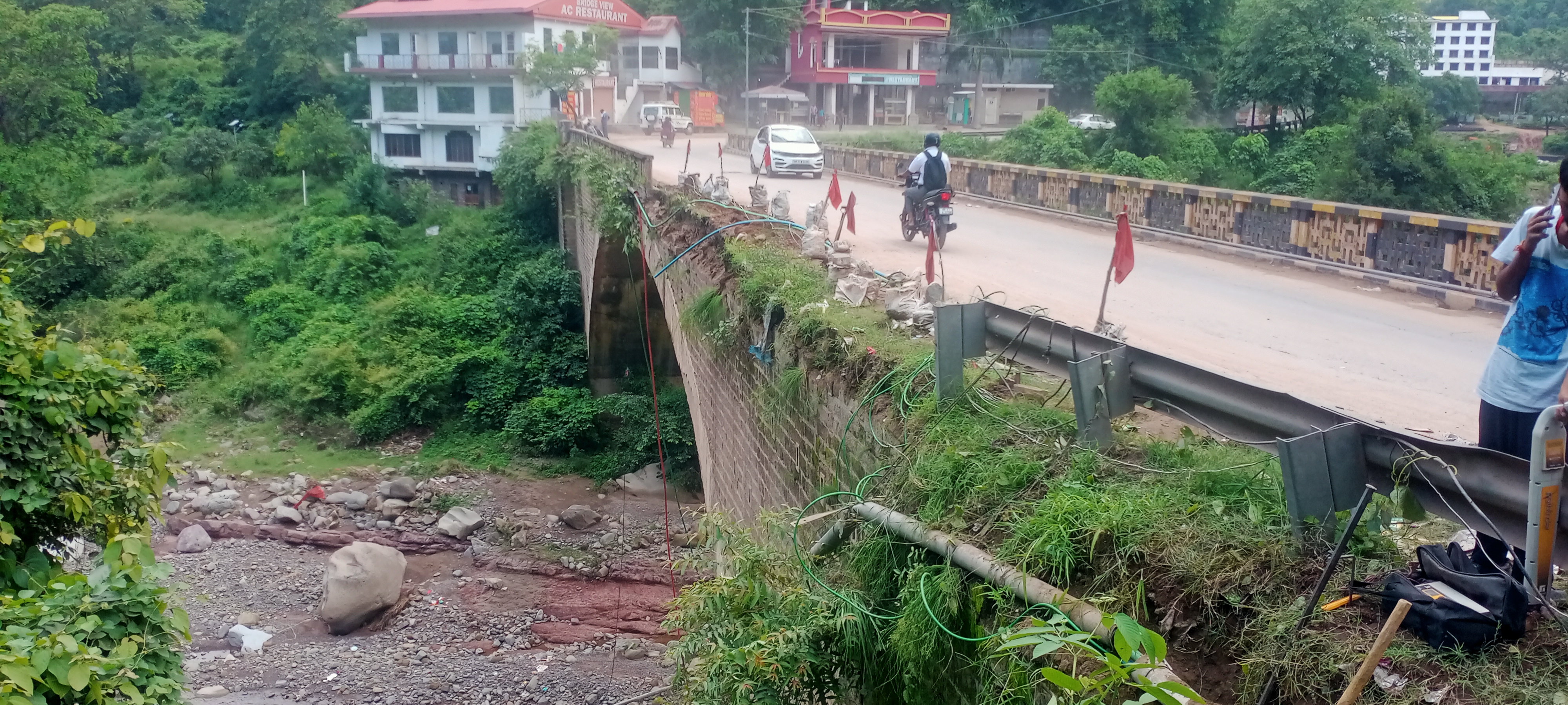 राष्ट्रीय उच्च मार्ग काला अम्ब  पोन्टा पर प्राचीन  मारकंडा पुल क्षतिग्रस्त ,दुर्घटना की आशंका