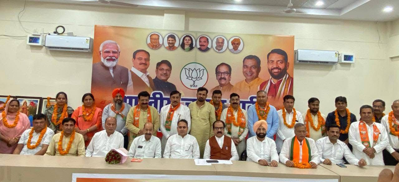 नवनियुक्त भाजपा पदाधिकारियों का अभिनंदन करते।