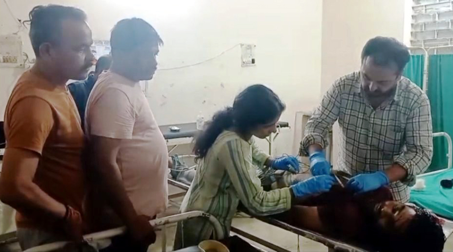 चिकित्सालय में नीरज का उपचार करते चिकित्सा कर्मी। चिकित्सालय में नीरज का उपचार करते चिकित्सा कर्मी।