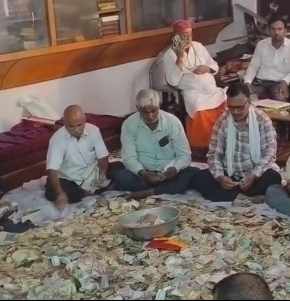 दानपात्रों की गिनती करते राजस्वकर्मी। दानपात्रों की गिनती करते राजस्वकर्मी।