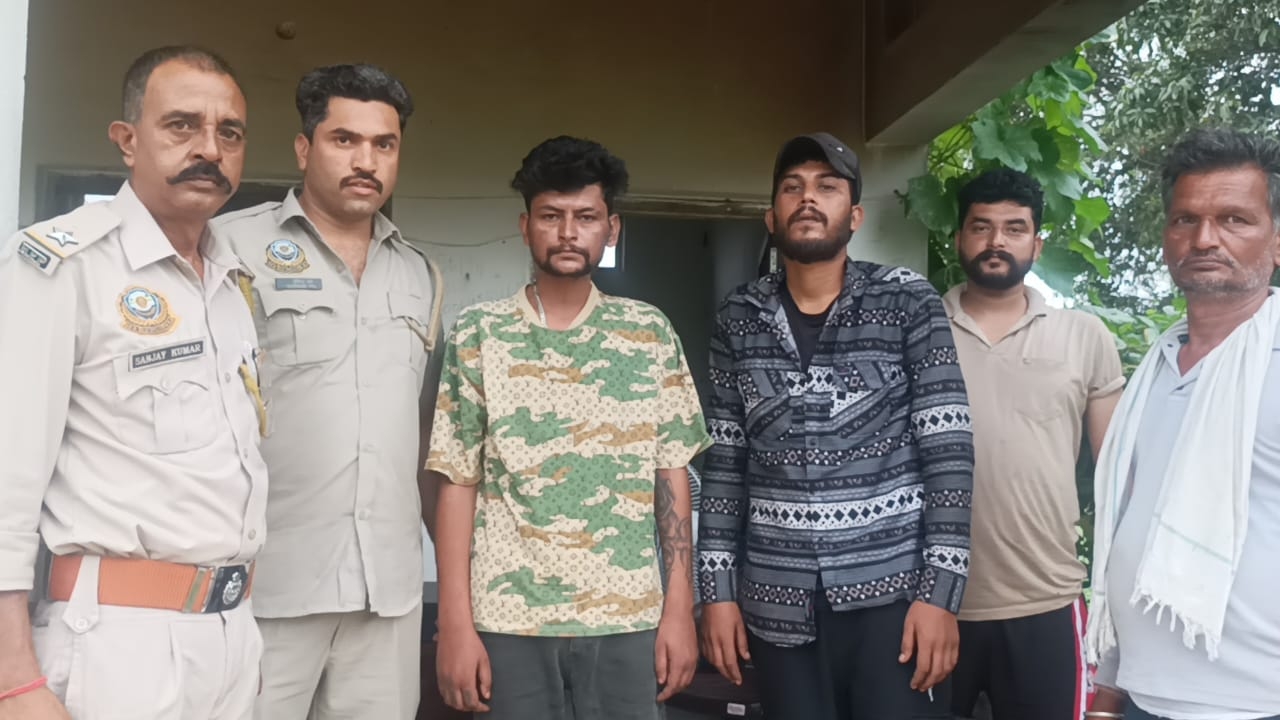 चिट्टे के साथ पकड़े गए नशा तस्कर पुलिस टीम के साथ। चिट्टे के साथ पकड़े गए नशा तस्कर पुलिस टीम के साथ।
