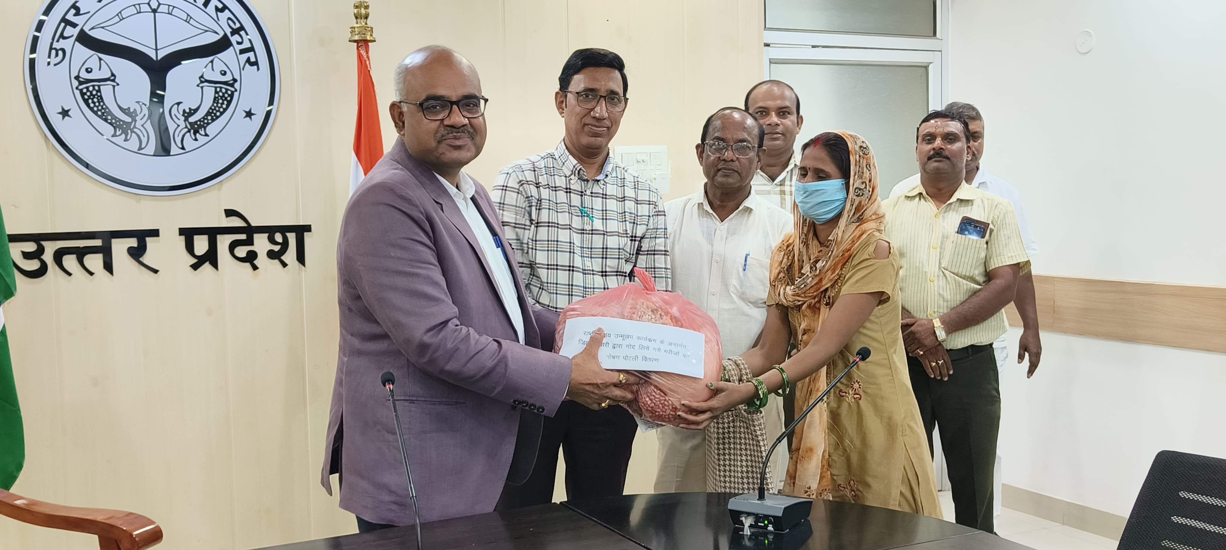 पोषण पोटली वितरित करते हुए जिलाधिकारी पोषण पोटली वितरित करते हुए जिलाधिकारी