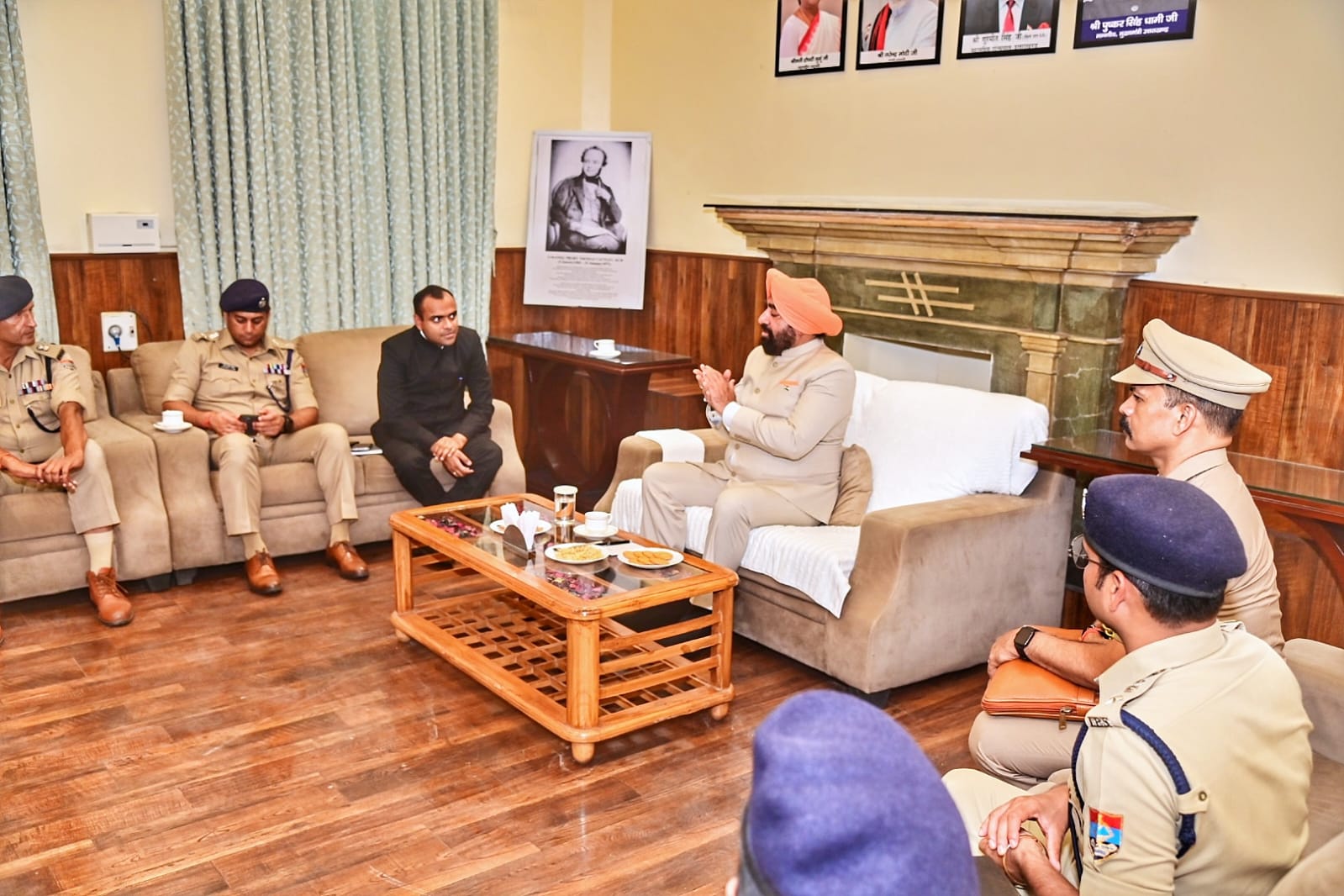 अधिकारियों के साथ समीक्षा बैठक अधिकारियों के साथ समीक्षा बैठक