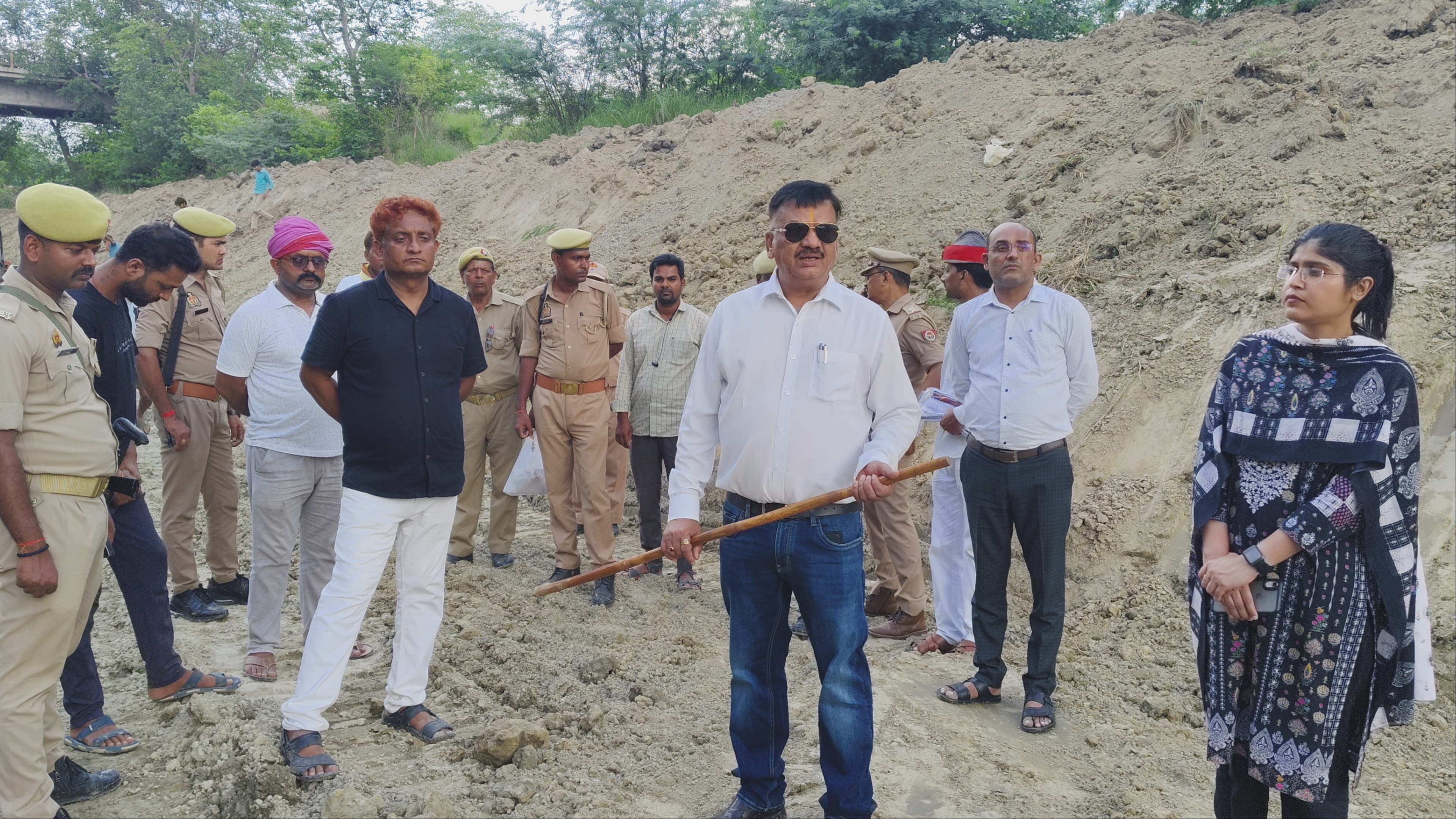 पीली नदी की सफाई का निरक्षण करते हुए जिलाधिकारी डॉ दिनेश चंद्र सिंह पीली नदी की सफाई का निरक्षण करते हुए जिलाधिकारी डॉ दिनेश चंद्र सिंह