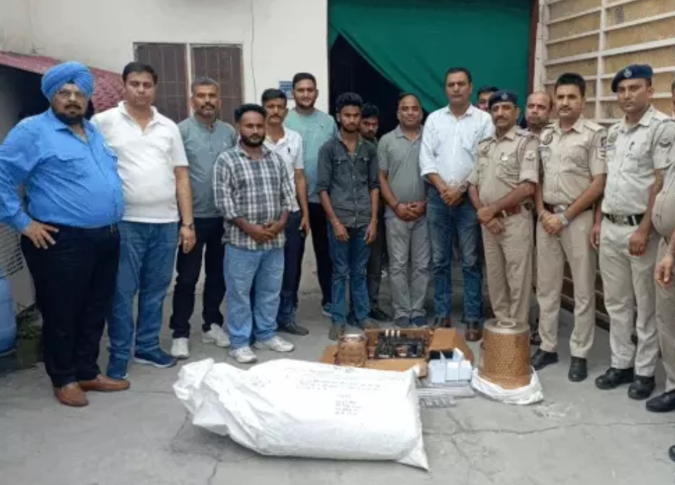 दवाइयों की खेप के साथ पुलिस और ड्रग टीम। दवाइयों की खेप के साथ पुलिस और ड्रग टीम।
