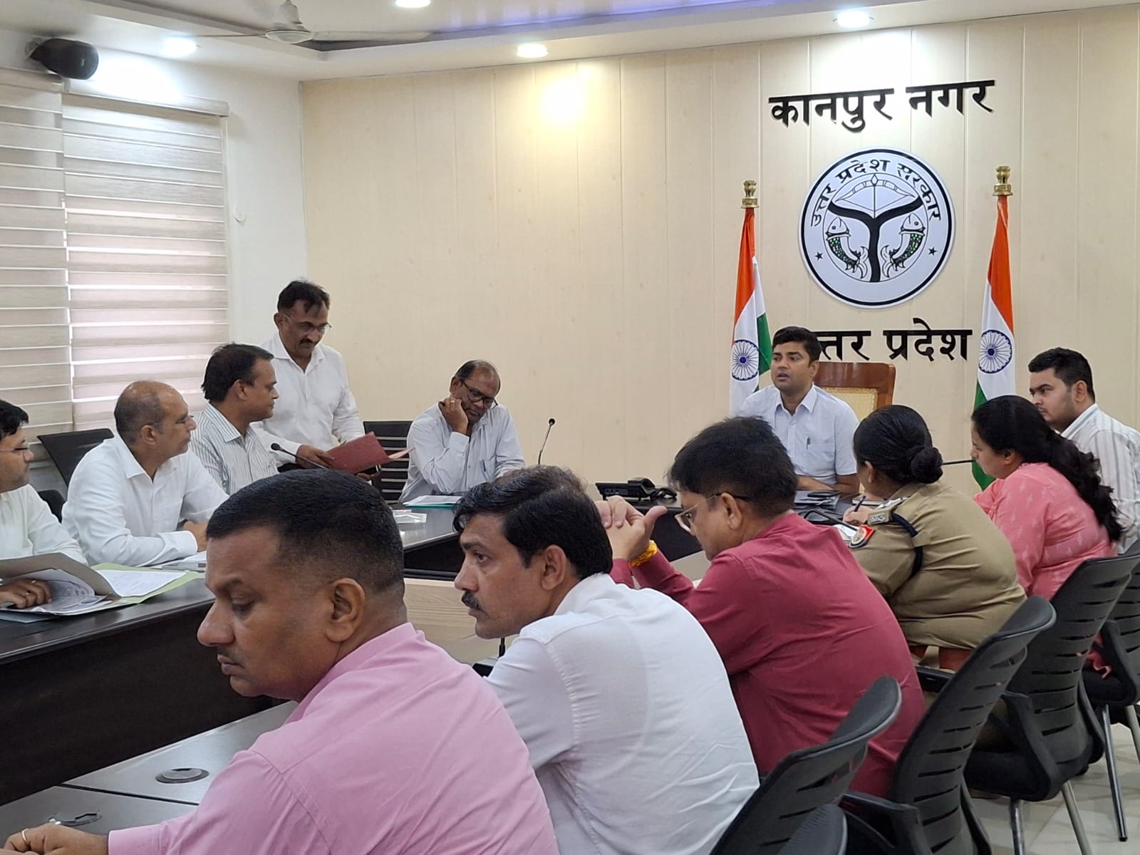 बैठक के दौरान अपर जिलाधिकारी व अन्य बैठक के दौरान अपर जिलाधिकारी व अन्य