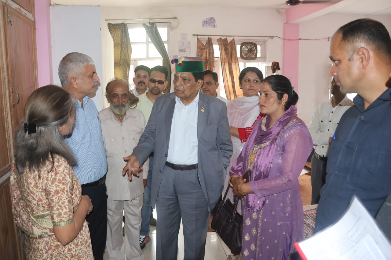 बालगृह के दौरे के दौरान कर्नल धनी राम शांडिल।