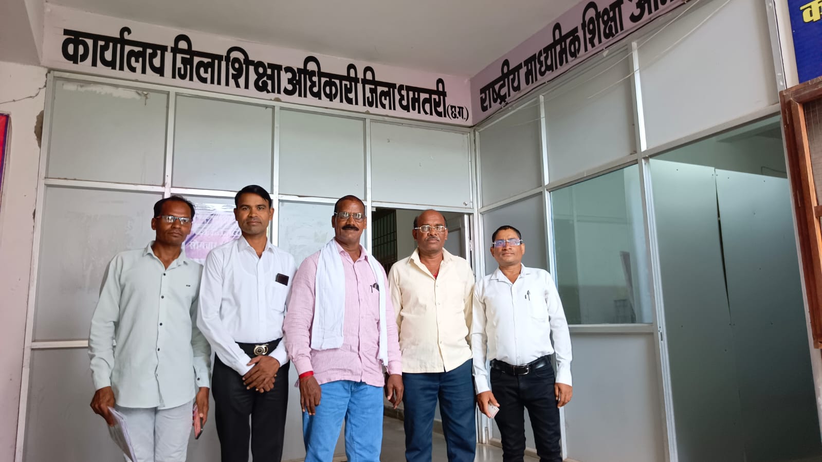 समूह में खड़े हुए शासकीय विद्यालय अंवरी के शाला विकास समिति के सदस्य व अन्य। समूह में खड़े हुए शासकीय विद्यालय अंवरी के शाला विकास समिति के सदस्य व अन्य।